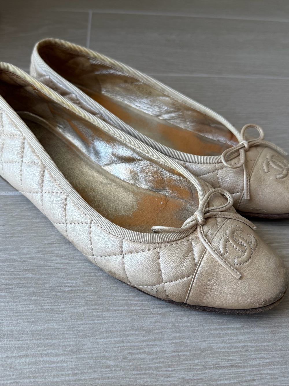 CHANEL Cream Quilted Leather Ballet Flats with CC Logo - Picture 3 of 4